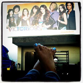 Jennette McCurdy Ariana Grande 20110820 Strappies Toes 2011 Angel 